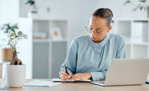 Mujer estudiando un Curso